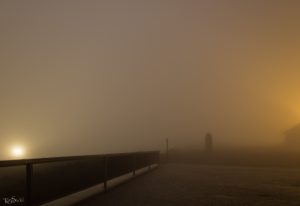 Der Brocken um Mitternacht in dichtem Nebel