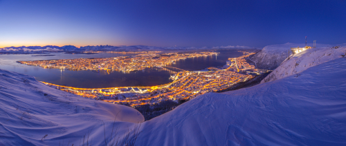 Tromsø erstrahlt in der Dunkelheit